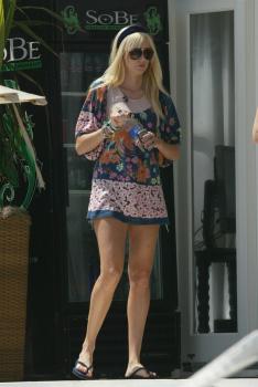 Kimberly Stewart Beach Candids | HQ Celebrity